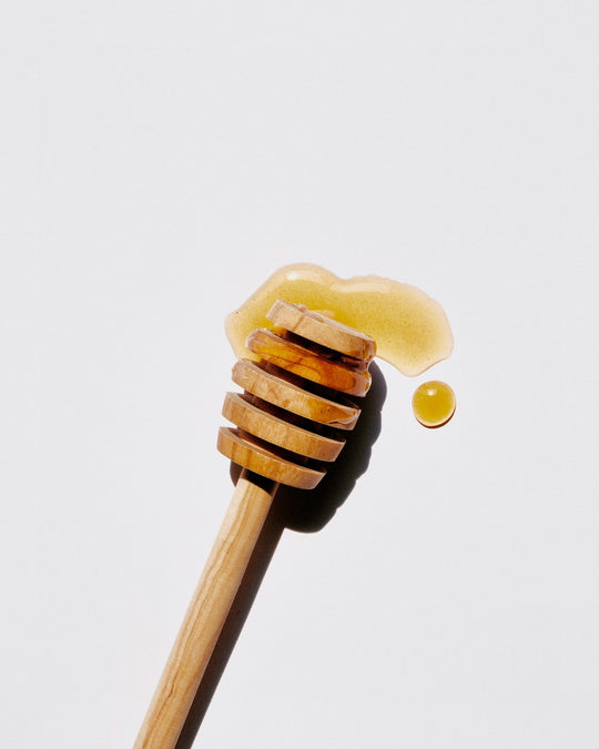 cuillère à miel et miel